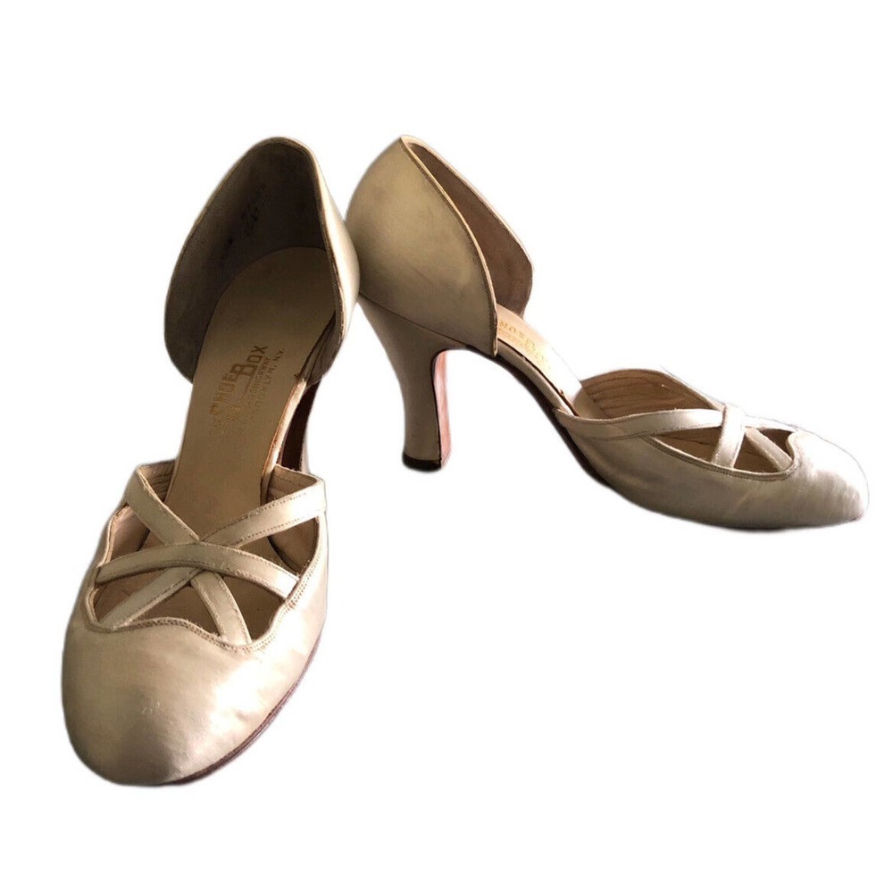 The Shoe Box Brooklyn NY VTG 50s 60s heels 6.5 AA mid-century Silk Off White